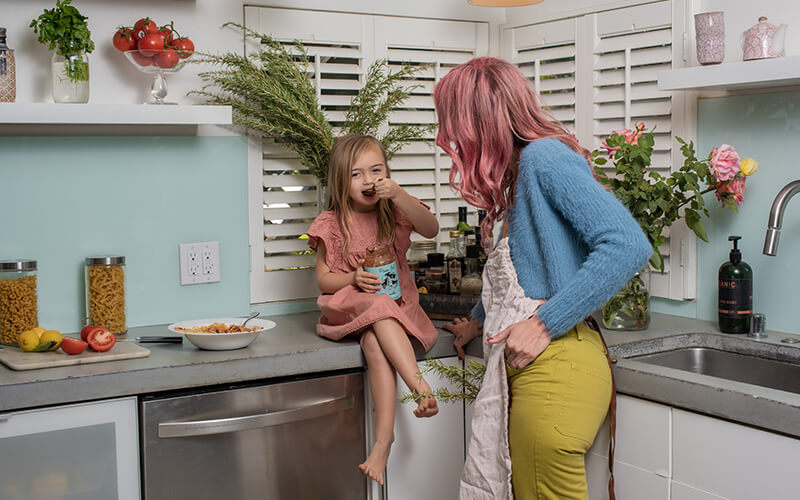 Caroline and her daughter eating in the kitchen