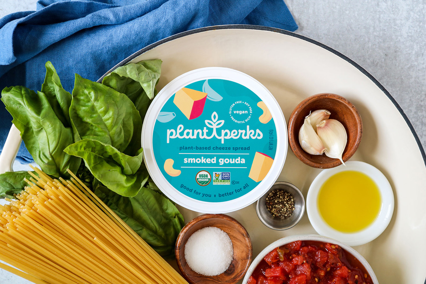 Smoked gouda plant-based cheese spread