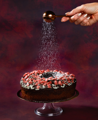 sugar sprinkling on cake